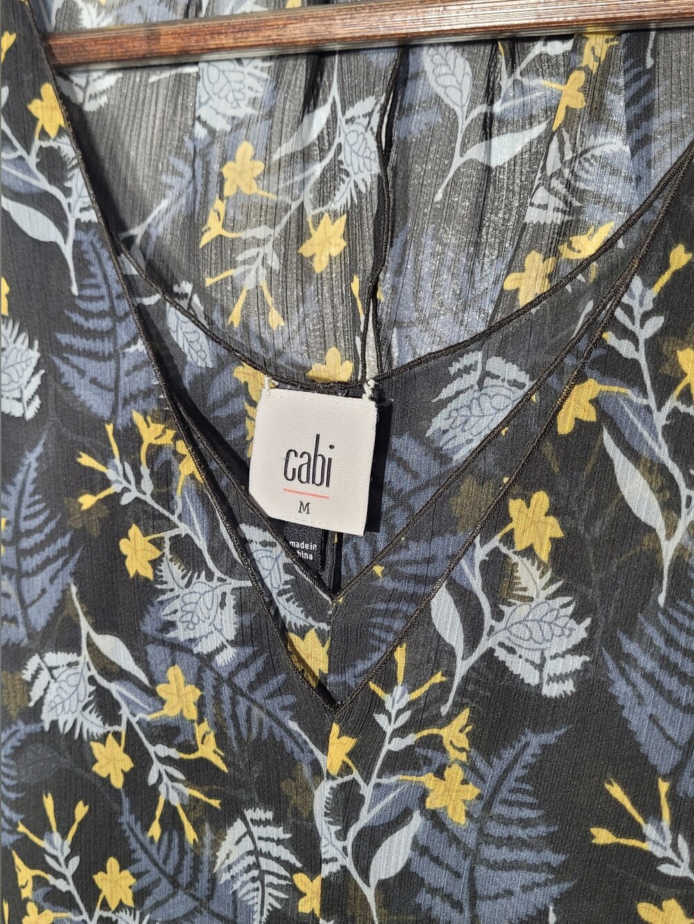 Cabi Womens Tank Top Style 3450 Fern Blouse Medium Sleeveless V Neck Blue Floral - Picture 4 of 8